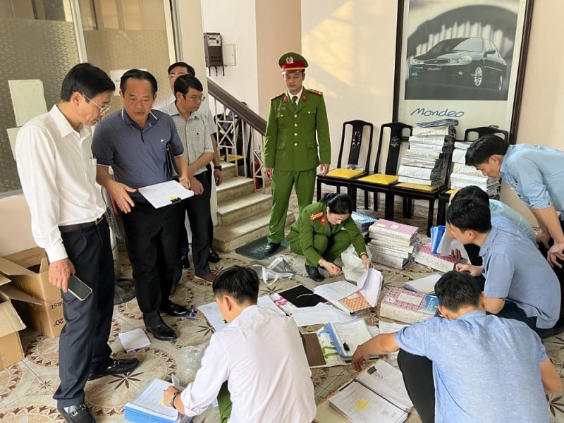 Lực lượng chức năng khám xét Trung tâm đăng kiểm.