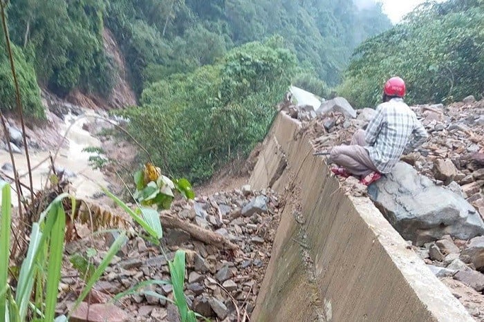Quốc lộ 16 đoạn qua Nghệ An bị sạt lở, đứt gãy hàng chục mét.