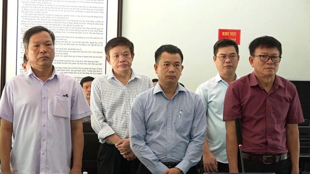 Các bị cáo tại phiên toà.