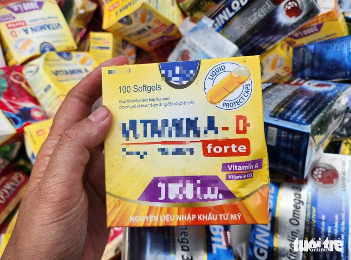 Nhiều hộp thực phẩm chức năng bị vứt bỏ còn nguyên hộp, nguyên thùng... - Ảnh: Tuổi Trẻ Online