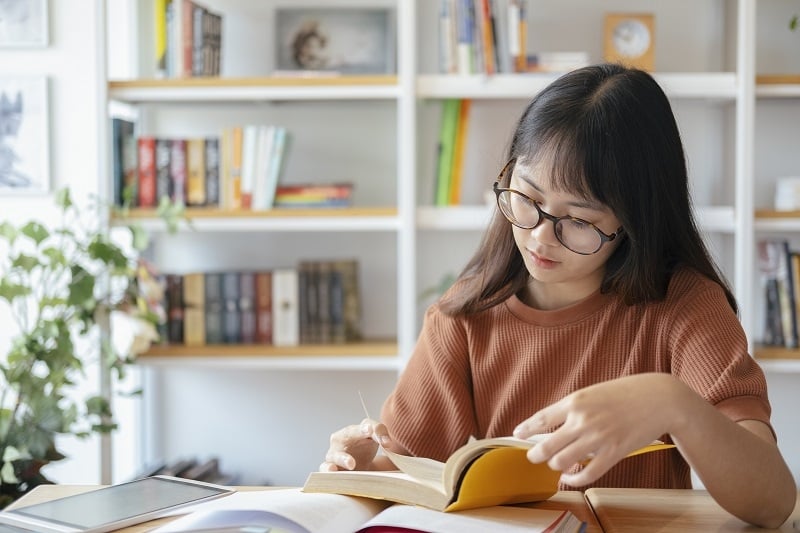 Thay vì học nhồi nhét, bạn hãy chia nhỏ thời gian ôn tập, xen kẽ nghỉ ngơi để não bộ được thư giãn. Ảnh minh họa