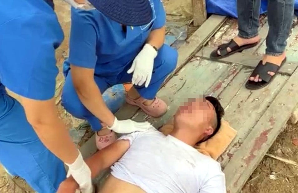 Nam thanh niên được cứu lên bờ - Ảnh: VietNamNet
