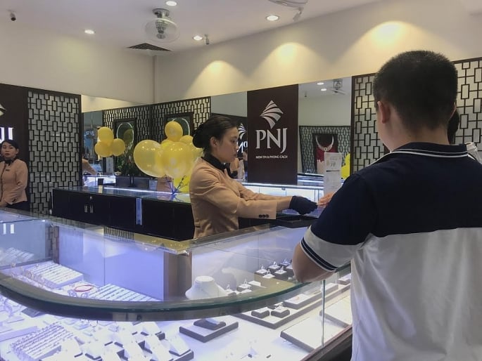 Khách hàng đang giao dịch vàng tại một cửa hàng của PNJ trên địa bàn Hà Nội. Ảnh: Nguyễn Đăng.