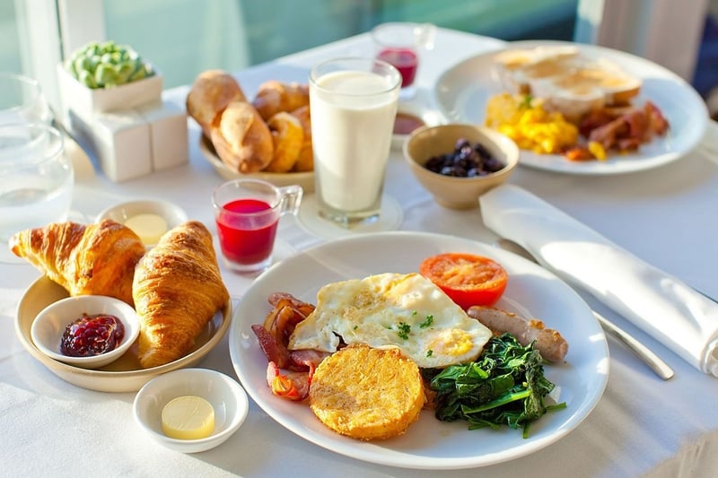 Việc ăn đúng giờ, chọn thực phẩm lành mạnh, phù hợp với thể trạng không chỉ giúp giảm triệu chứng đau dạ dày mà còn nâng cao chất lượng sống. Ảnh minh họa