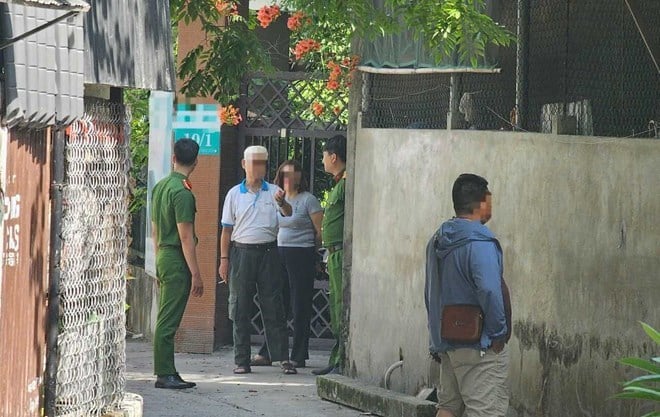 Công an bảo vệ hiện trường nơi xảy ra án mạng khiến 3 người thương vong - Ảnh: Báo Lao Động