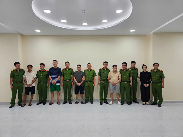 Các đối tương trong đường dây nhớt giả. Ảnh: Báo Thanh Niên.