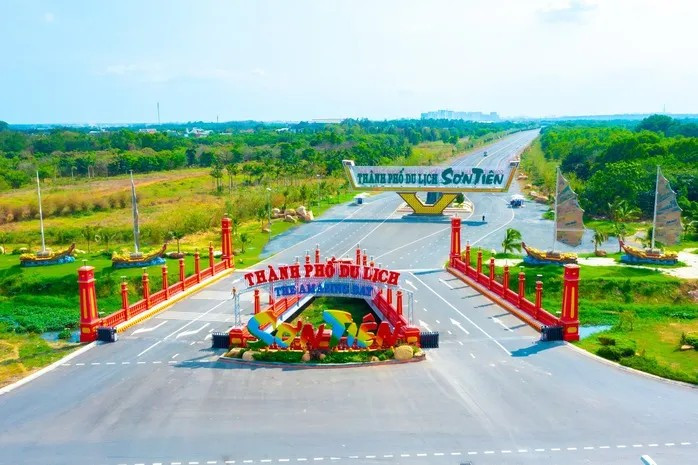 Cổng chào Khu Du lịch Sơn Tiên.
