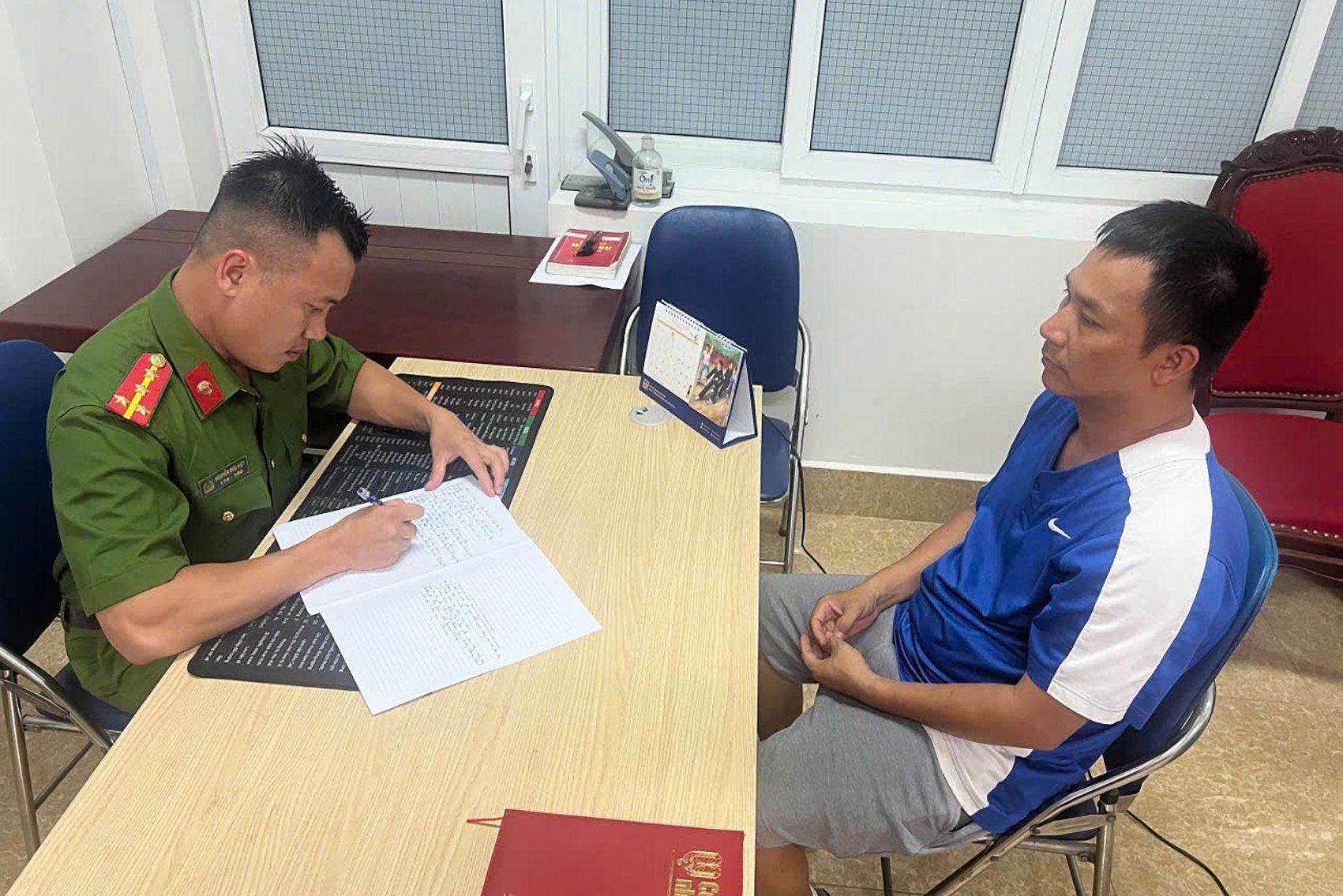 Trần Văn Chí điều khiển xe rẽ trái không chú ý quan sát, tông vào chị T. - Ảnh: VietNamNet
