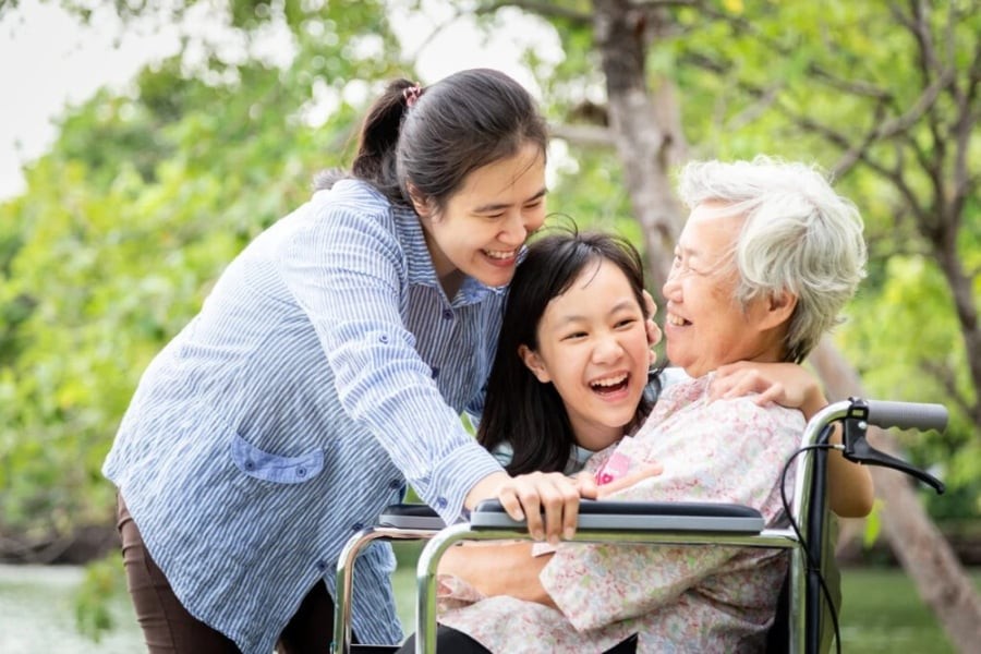  Trong những thời điểm bấp bênh ấy, không ai có thể thay thế vai trò của cha mẹ.