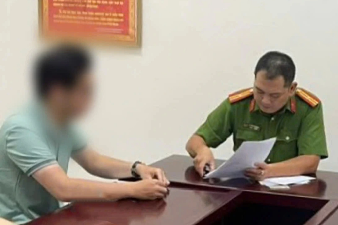 Công an làm việc với P.D. - Ảnh: Báo Dân trí