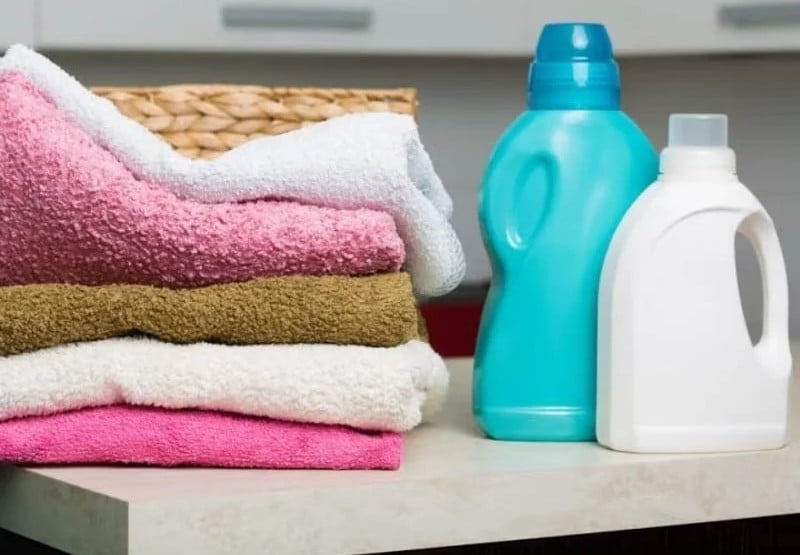 Sử dụng nhiều loại nước giặt cùng lúc không làm quần áo sạch hơn. Ảnh minh họa