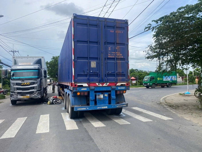  Hiện trường vụ tai nạn khiến hai mẹ con tử vong thương tâm trên tỉnh lộ 8 - Ảnh: Báo Tuổi Trẻ