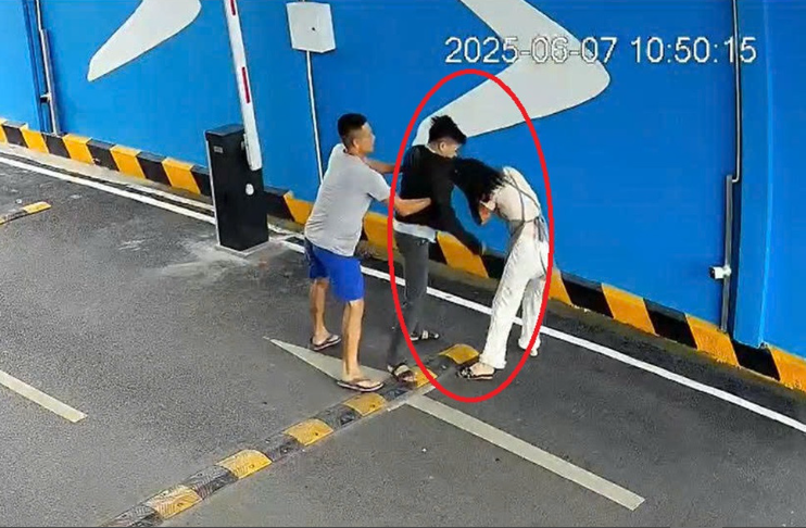 Hai người xảy ra mâu thuẫn, người đàn ông đã đấm liên tiếp vào mặt vợ cũ - Ảnh: VietNamNet