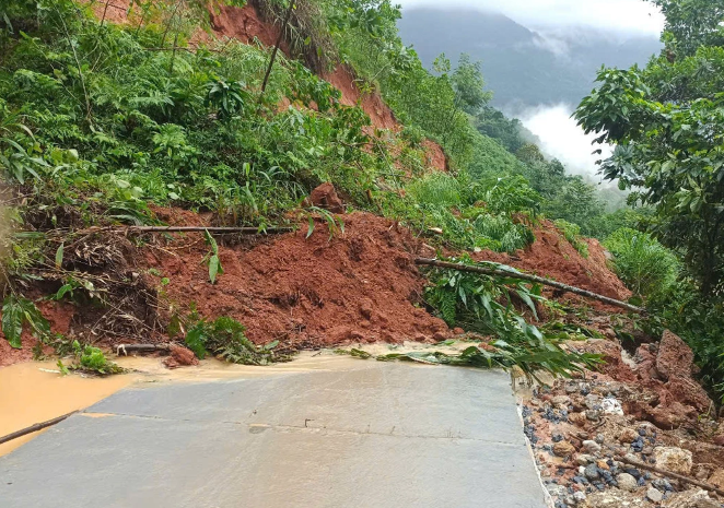Nhiều tuyến đường nội thôn tại xã Tân Lập, huyện Bắc Quang, Hà Giang bị sạt lở làm ảnh hưởng đến việc đi lại của người dân - Ảnh: Báo Dân trí