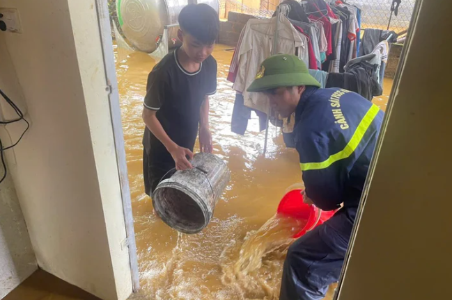 Lực lượng chức năng hỗ trợ người dân dọn dẹp nhà và khu vực xung quanh bị ảnh hưởng - Ảnh: VTC News