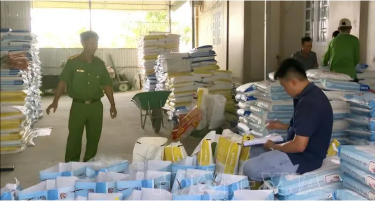 Thức ăn tôm bị làm giả được phát hiện tại kho của ông D.V.H. - Ảnh: Báo Sài Gòn Giải Phóng