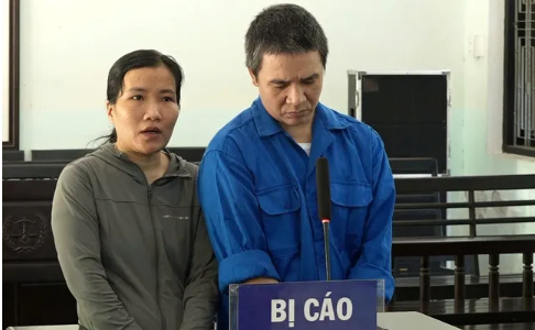 Hai bị cáo Lê Thị Thái Minh và Bùi Tự Thành tại phiên tòa - Ảnh: Báo Tiền Phong