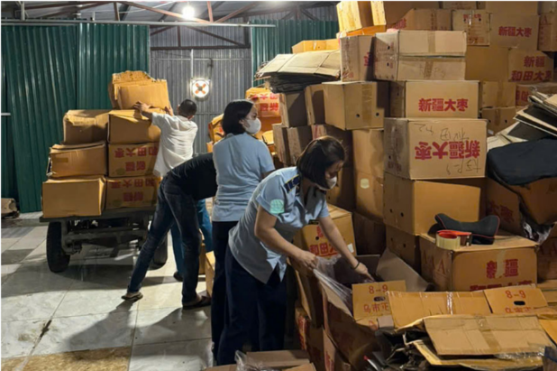 Những thùng táo đỏ khô có in chữ nước ngoài - Ảnh: Báo Lao Động