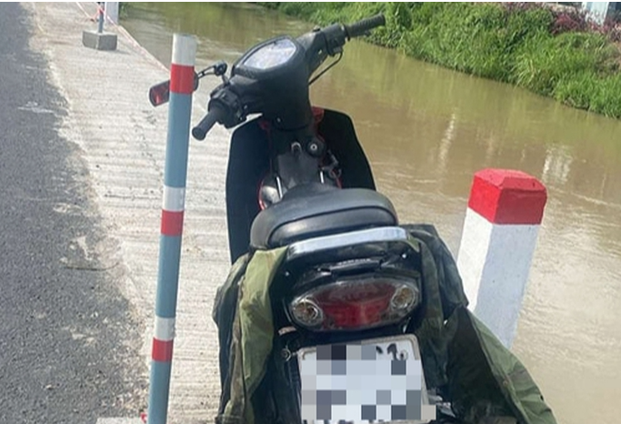 Chiếc xe máy chị B. được người dân vớt từ dưới mương nước lên - Ảnh: Báo Tuổi Trẻ
