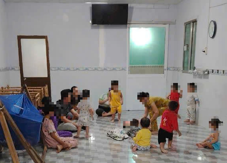 Bên trong điểm giữ trẻ trái phép, nơi bé trai tử vong - Ảnh: Báo Tuổi Trẻ