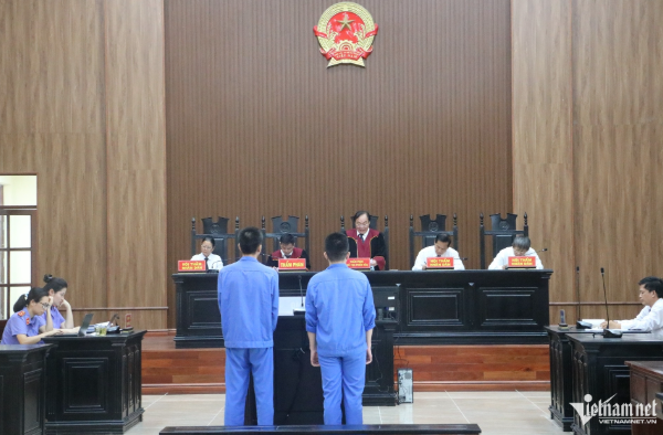 Hội đồng xét xử đọc quyết định đưa vụ án ra xét xử - Ảnh: VietNamNet