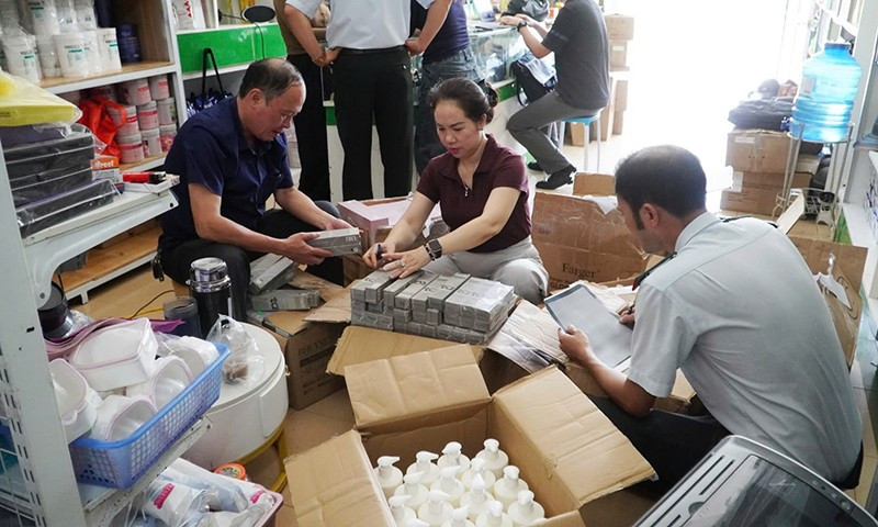Lực lượng chức năng kiểm tra tang vật.