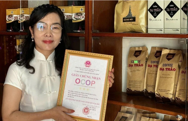 Sản phẩm cà phê Dạ Thảo được trao giấy chứng nhận OCOP 3 sao cấp huyện - Ảnh: VOV