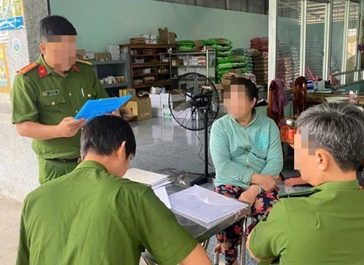 Đoàn công tác của Phòng Cảnh sát kinh tế Công an tỉnh Cà Mau làm việc với đại diện hộ kinh doanh Đ.Đ - Ảnh: Báo Thanh Niên