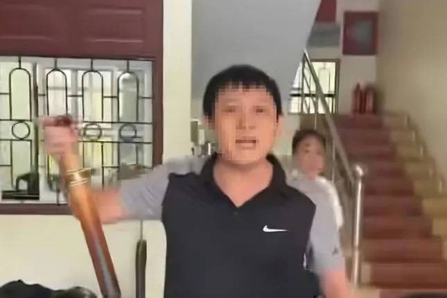 Hình ảnh cán bộ đội thuế có lời lẽ thiếu chuẩn mực với người dân. Ảnh cắt từ clip
