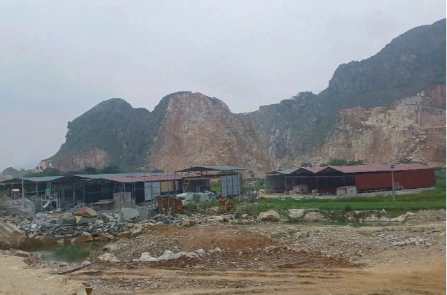 Khu vực khai trường khai thác đá núi Nhót - Ảnh: Báo Dân trí