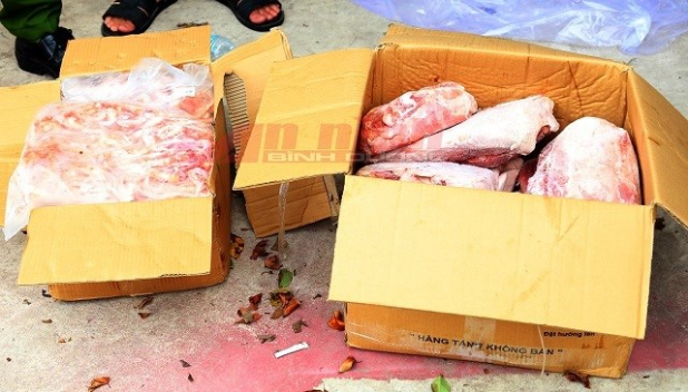 Lực lượng chức năng phát hiện 11 tấn thịt lợn và thịt gà đông lạnh hết hạn sử dụng - Ảnh: Báo Lao Động