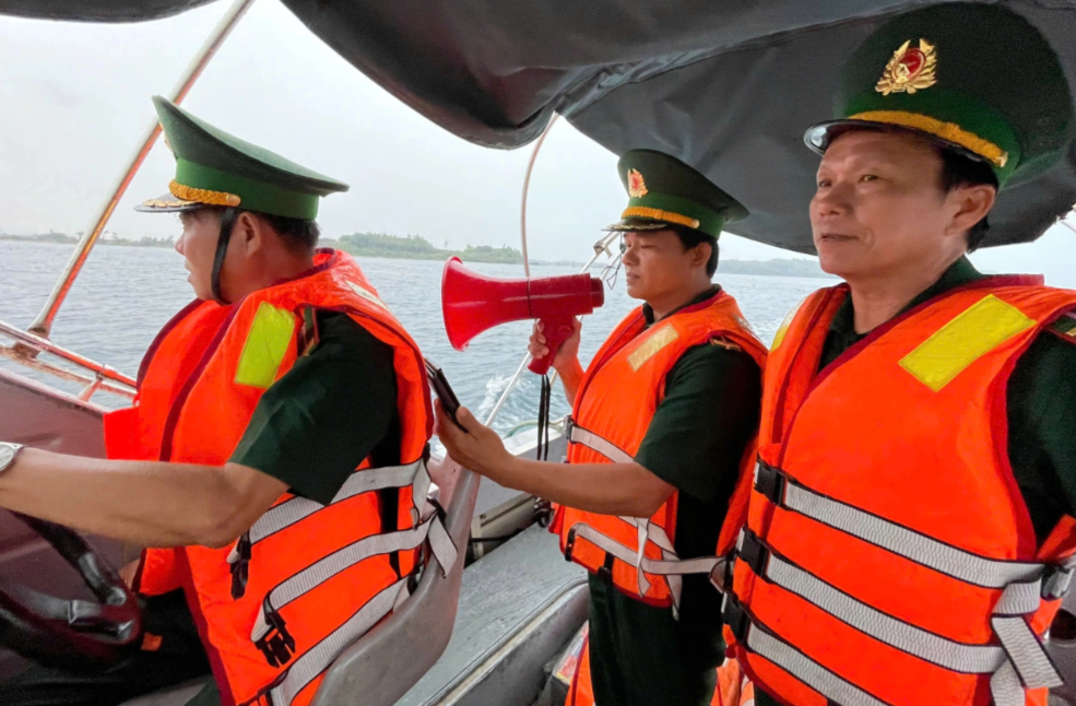 Bộ đội Biên phòng tỉnh Quảng Ngãi kiểm soát, ngăn chặn tàu thuyền ra khơi để đảm bảo an toàn trước bão số 1 - Ảnh: Báo Dân trí
