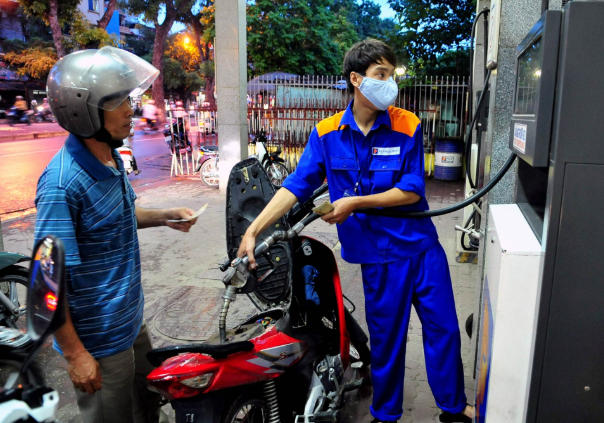 Giá xăng tăng lần 3 liên tiếp - Ảnh: VietNamNet