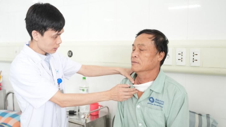 Bác sĩ CKI Doãn Chiến Thắng thăm khám và tư vấn cho bệnh nhân sau phẫu thuật - Ảnh BVCC