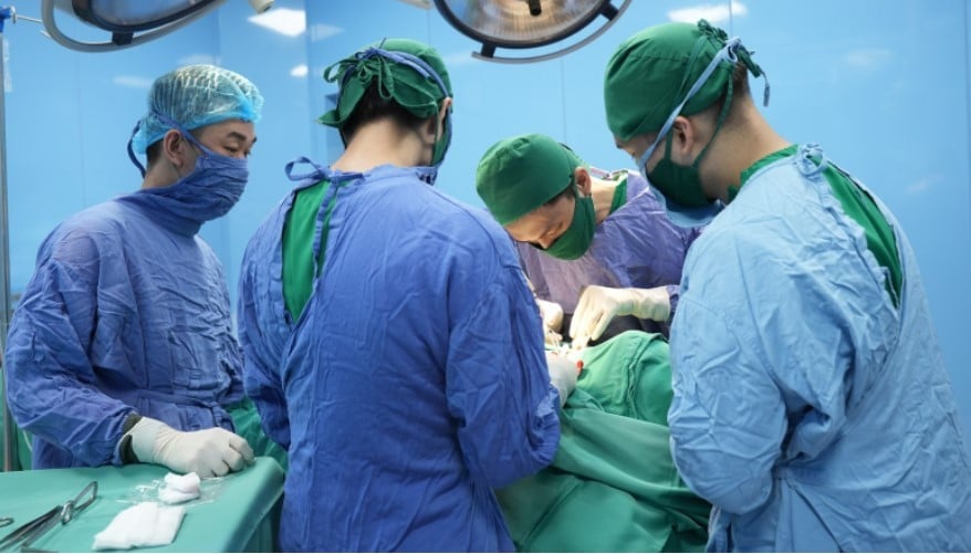 Phẫu thuật cho bệnh nhân bị tái phát ung thư tuyến giáp - Ảnh BVCC