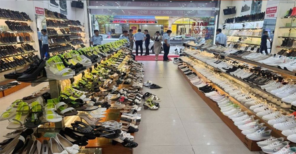 Bắt tạm giam 3 tháng đối với Nguyễn Khánh Tùng (SN 1973, trú tại phường Cửa Nam, TP Vinh, Nghệ An) để điều tra hành vi “Buôn lậu”. Ảnh: Báo Lao Động.