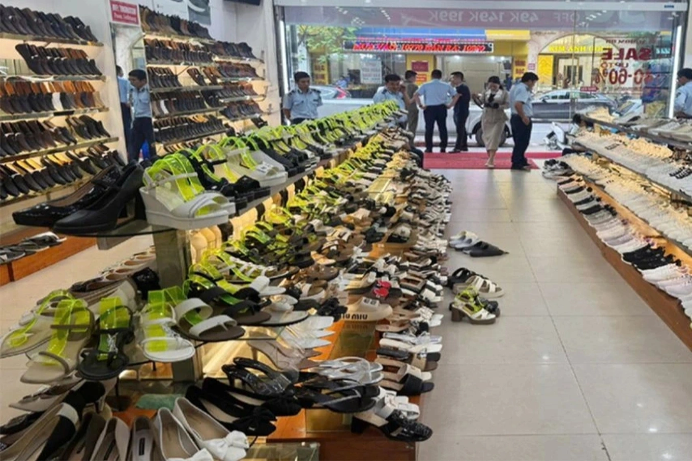 Hàng hóa mà Tùng buôn lậu trị giá hơn 438 triệu đồng. Ảnh: Báo Dân Trí.