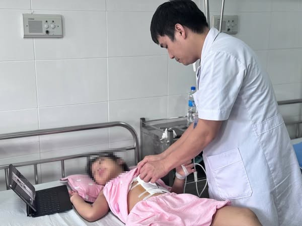 Bác sĩ thăm khám cho bệnh nhân sau phẫu thuật - Ảnh BVCC