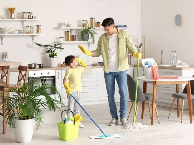 Một trong những lợi ích lớn nhất của việc cho trẻ tham gia làm việc nhà là giúp gia tăng lòng tự trọng và sự tự tin của trẻ.