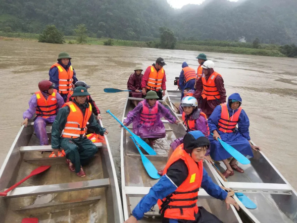 Lực lượng chức năng vẫn đang khẩn trương tìm kiếm hai nạn nhân nhưng do mưa lớn kéo dài. Ảnh: Báo Pháp Luật TP.HCM.
