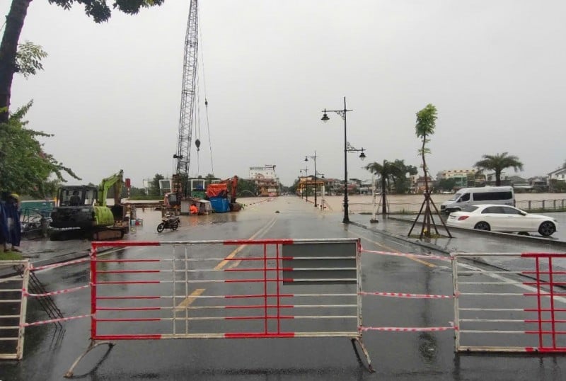 Đập Đá bị tràn nước, lực lượng chức năng TP Huế dựng rào chắn hạn chế phương tiện qua lại.