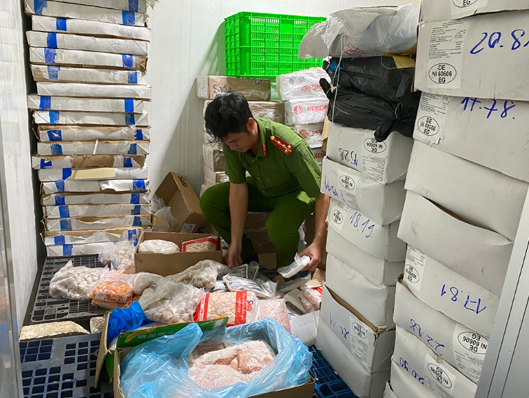 Công an TP.HCM kiểm tra một kho lạnh lưu trữ nội tạng không rõ nguồn gốc - Ảnh: Báo Tuổi Trẻ