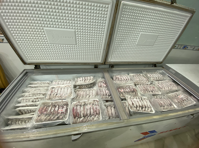 Tại 2 doanh nghiệp và nhà kho của một cá nhân, công an thu giữ gần 70 tấn nội tạng, thịt động vật không chứng minh được nguồn gốc, xuất xứ - Ảnh: VietNamNet