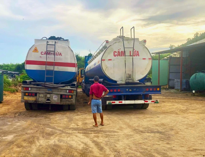 Đội quản lý thị trường số 3 đã tạm giữ hàng hóa, phương tiện vận chuyển chất lỏng nghi là dầu FO không có hóa đơn, chứng từ - Ảnh: Báo Tuổi Trẻ