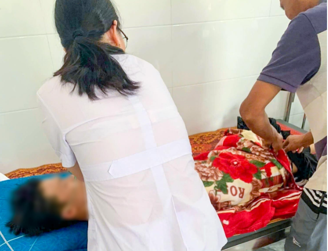 Các học sinh được người thân đưa vào bệnh viện cấp cứu - Ảnh: Báo Lao Động