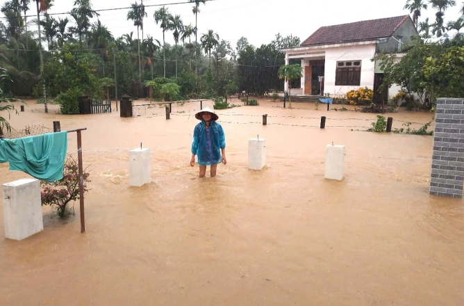 Nước lũ tràn vào nhà dân ở thôn Thái Chấn Sơn, xã Đại Hưng, huyện Đại Lộc, tỉnh Quảng Nam - Ảnh: Báo Dân trí
