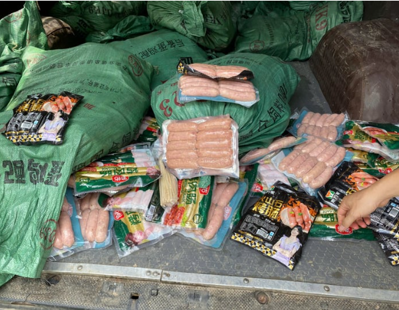 800 túi xúc xích, tương đương 560 kg được vận chuyển trên xe tải nhưng đã bị lực lượng chức năng tỉnh Lạng Sơn ngăn chặn kịp thời - Ảnh: VTC News