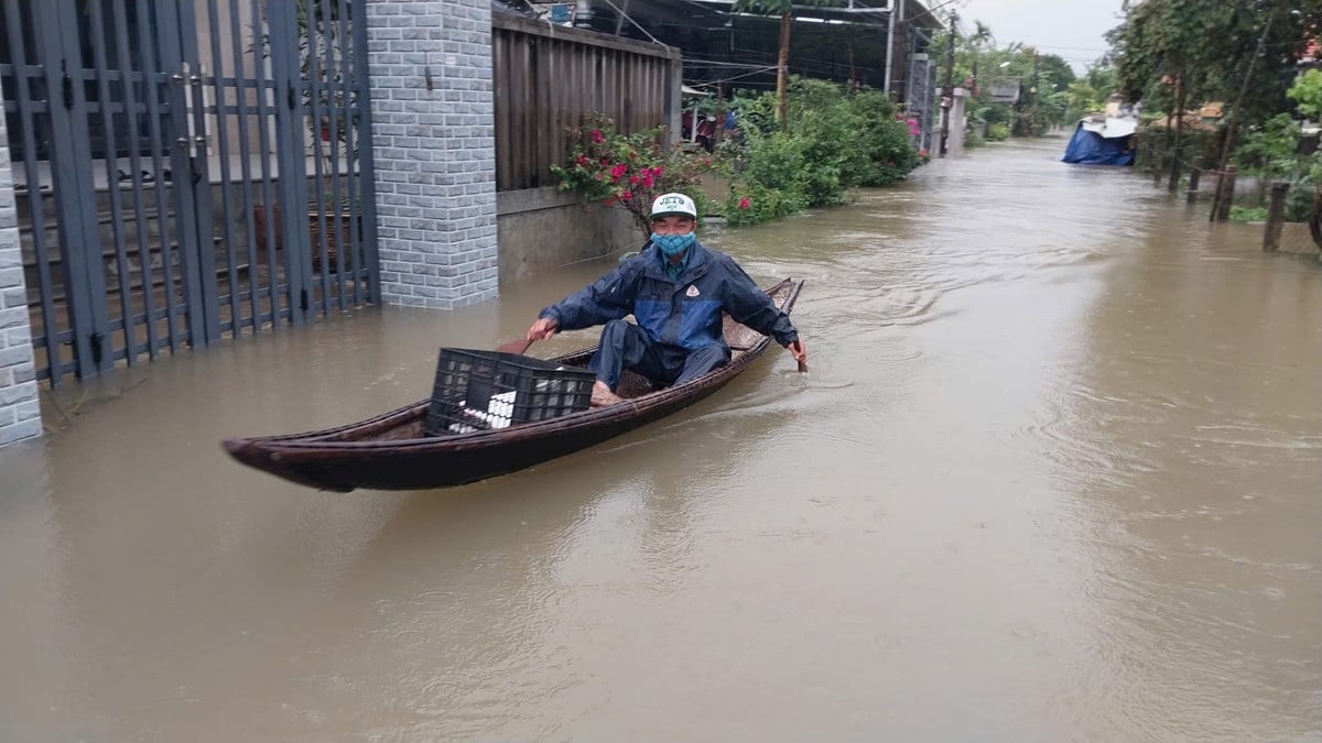 Người dân dùng thuyền để di chuyển.