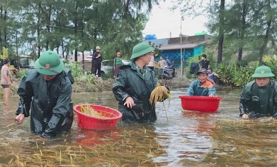 Lực lượng chức năng cùng người dân khắc phụ hậu quả mưa lũ. Ảnh: NV.