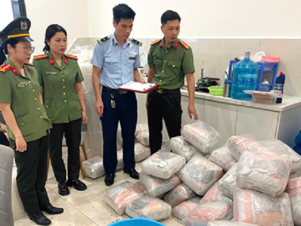 Phòng An ninh kinh tế phối hợp các phòng chức năng Công an tỉnh Hưng Yên và Chi cục Quản lý thị trường tiến hành kiểm tra cơ sở kinh doanh
